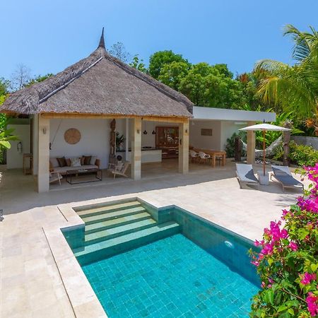 Villa Rasa Senang, With Private Cook And Pool Каранґасем Екстер'єр фото