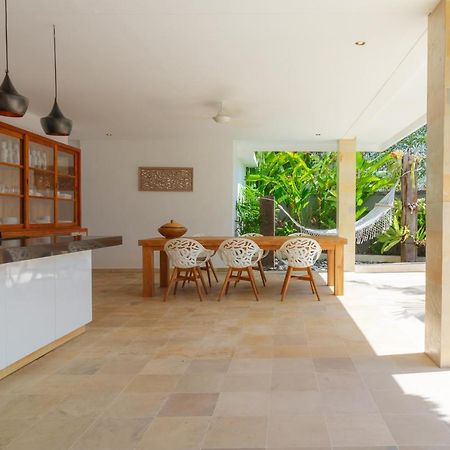 Villa Rasa Senang, With Private Cook And Pool Каранґасем Екстер'єр фото