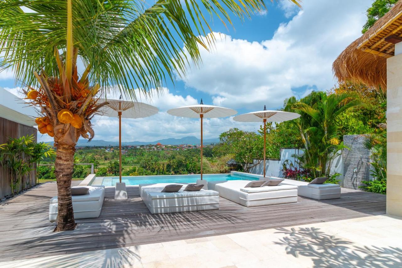 Villa Rasa Senang, With Private Cook And Pool Каранґасем Екстер'єр фото
