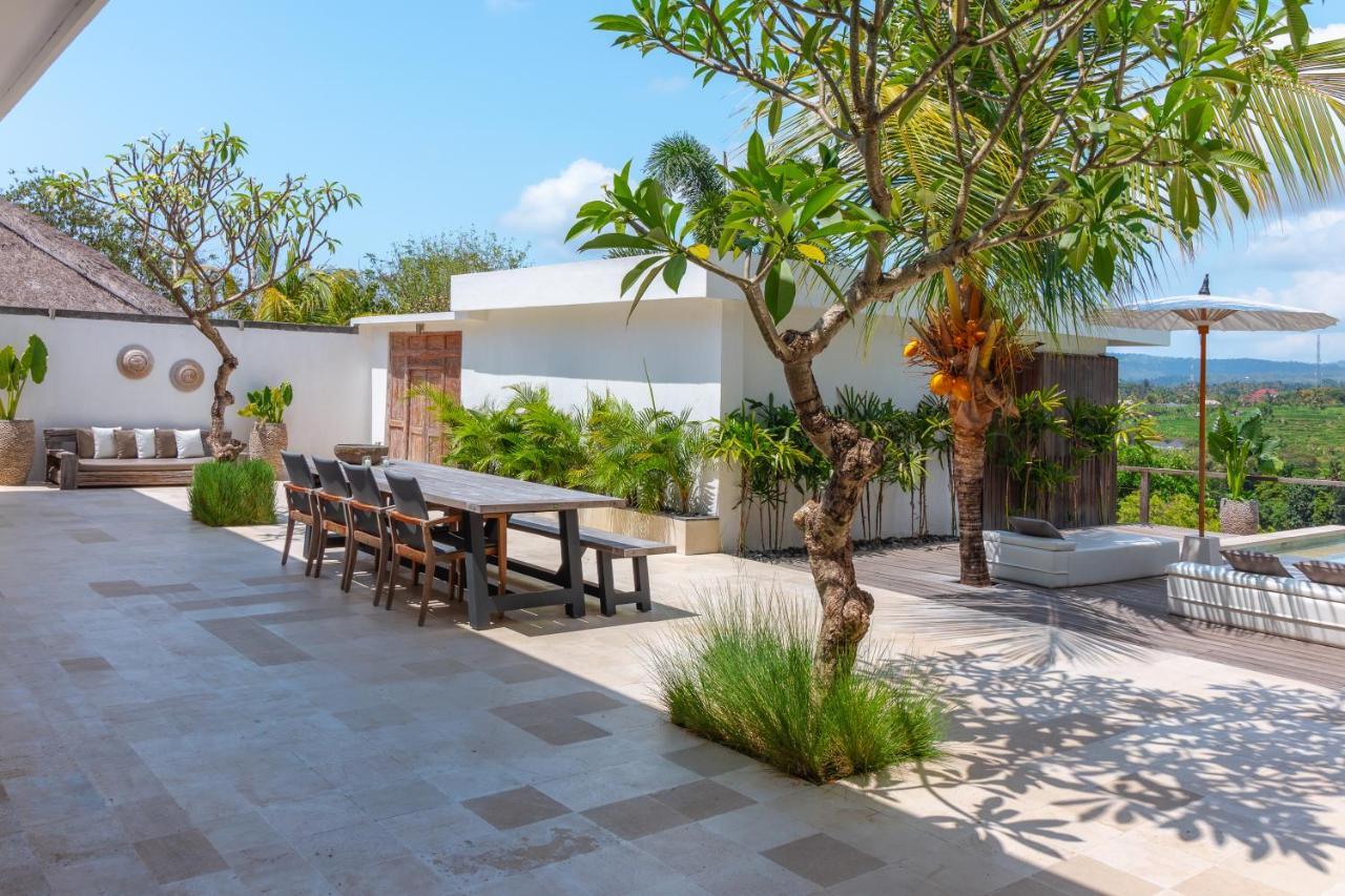 Villa Rasa Senang, With Private Cook And Pool Каранґасем Екстер'єр фото