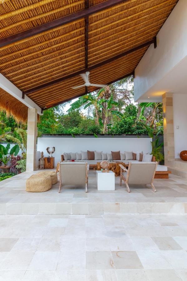 Villa Rasa Senang, With Private Cook And Pool Каранґасем Екстер'єр фото