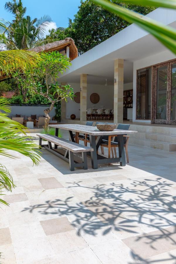 Villa Rasa Senang, With Private Cook And Pool Каранґасем Екстер'єр фото