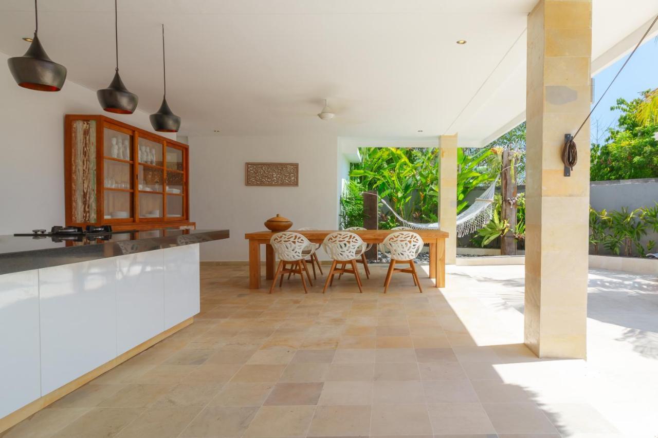 Villa Rasa Senang, With Private Cook And Pool Каранґасем Екстер'єр фото